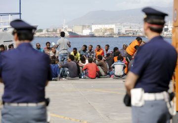 خفر-السواحل-الايطالي-ينقذ-414-مهاجرا-بينهم-أطفال-حديثي-الولادة-360x250.jpg