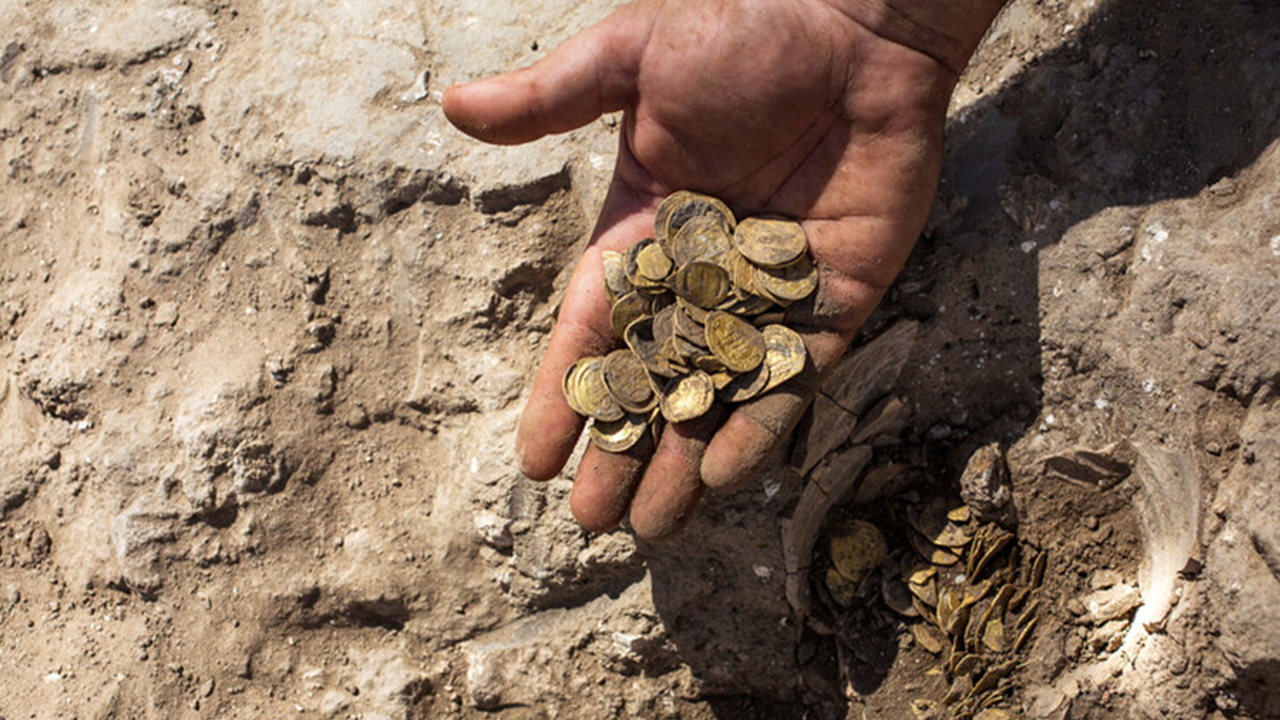 مراقب طيور يعثر على عملات ذهبية عمرها 2000 عام