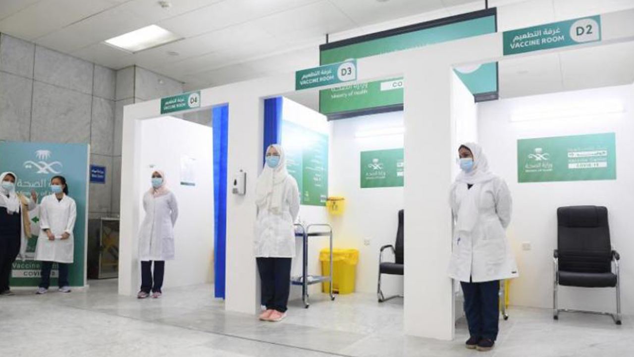 مراكز لقاح كورونا في السعودية تشهد إقبالا كبيرا